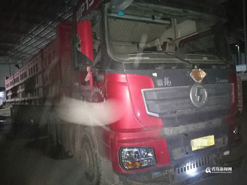 青島豐河路抓獲一輛貨車過(guò)地磅超載100%被計(jì)6分罰款2000元