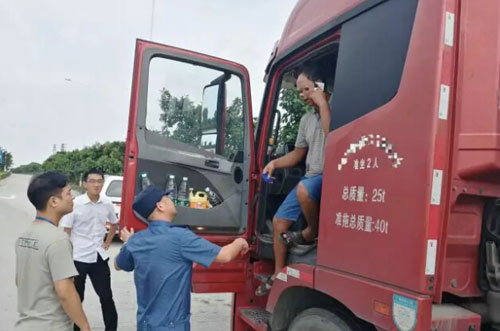 圖為交警正在攔?？梢绍囕v